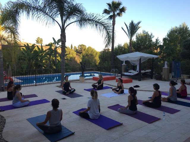 Clase de yoga en grupo al aire libre en Altorreal
